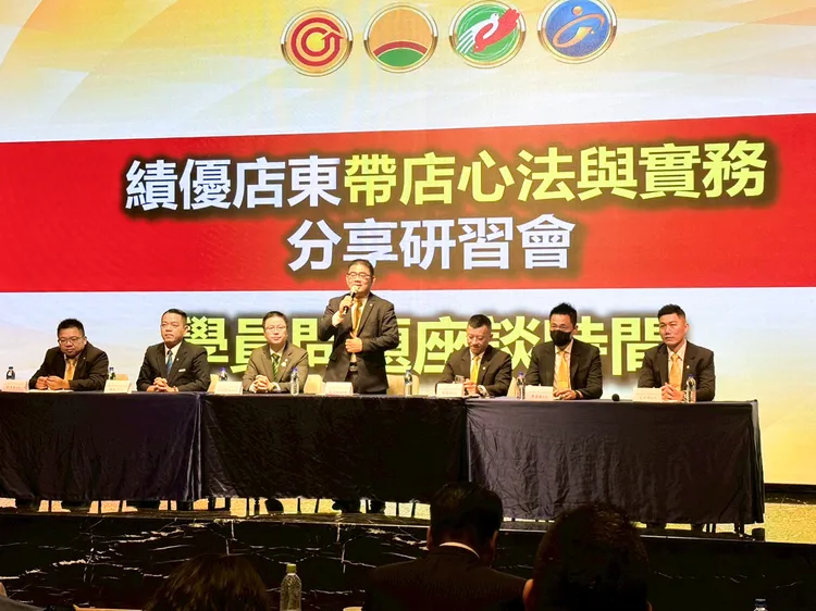 莊志成總經理(圖中)帶領6位過去一年累積總業績達9.5億元的績優店東，無私分享在大環境震盪時的帶店心法！永慶房產集團提供