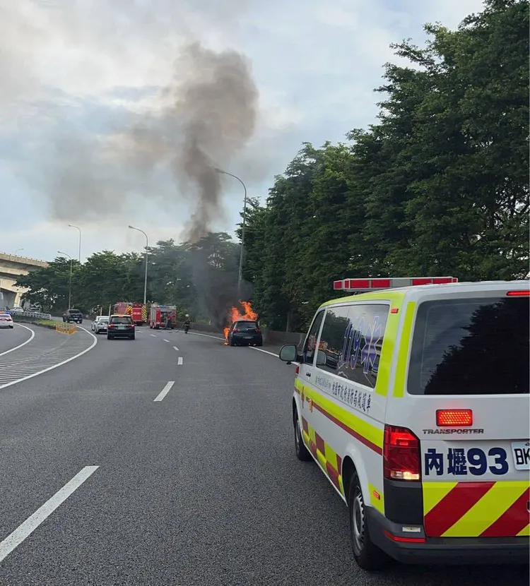 警消到場搶救。國道警方提供
