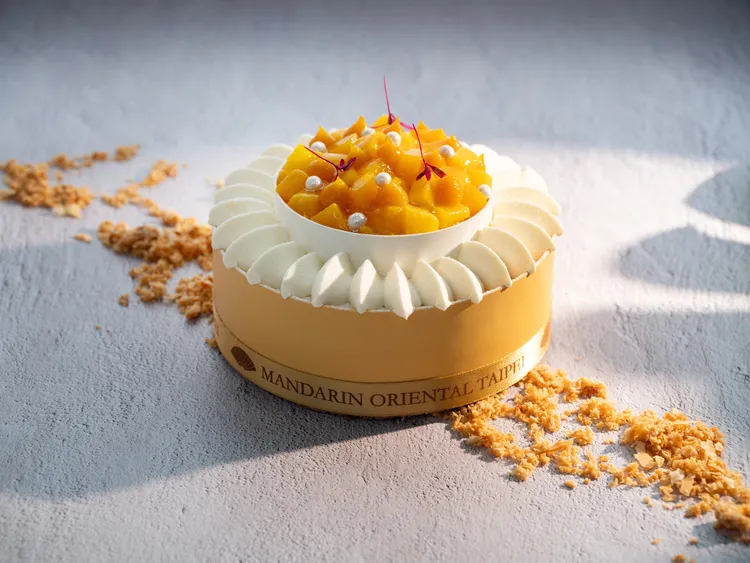 「文華餅房」推出「夏日芒果季」甜點饗宴，「戀戀芒果」洋溢著盛夏果香與淡雅茶香的迷人交織。台北文華東方酒店提供