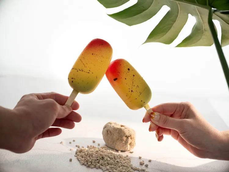 「文華餅房」推出「夏日芒果季」甜點饗宴，「芒果冰棒」以盛夏沁涼甜意為靈感，將美品巧手製成冰棒的精緻造型。台北文華東方酒店提供