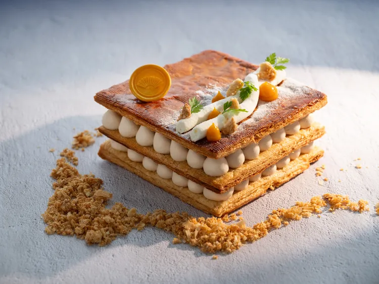 「文華餅房」推出「夏日芒果季」甜點饗宴，「芒果千層酥」結合了法式經典甜點的精髓與主廚的精巧構思，幻化暖夏的摩登食感。台北文華東方酒店提供