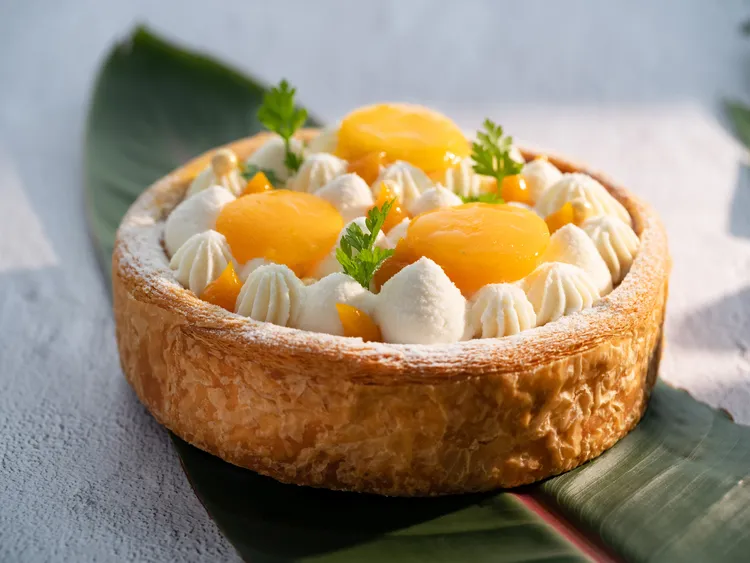 「文華餅房」推出「夏日芒果季」甜點饗宴，「芒果布蕾」以香草卡士達千層內餡蘊藏著綿滑細緻的芒果醬與金黃鮮果粒層層堆疊，帶來甜而不膩的多重驚喜。台北文華東方酒店提供