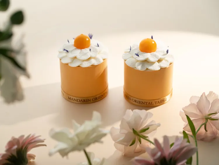 「文華餅房」推出「夏日芒果季」甜點饗宴，「戀戀芒果」小蛋糕宛若陽光下綻放的花漾禮讚。台北文華東方酒店提供