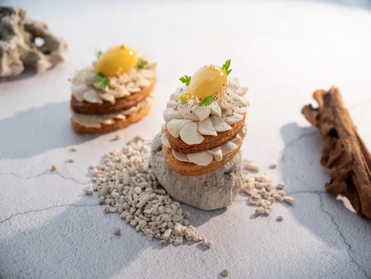 「文華餅房」推出「夏日芒果季」甜點饗宴，「芒果千層酥」小蛋糕以法式優雅千層與熱帶水果香甜交融。台北文華東方酒店提供