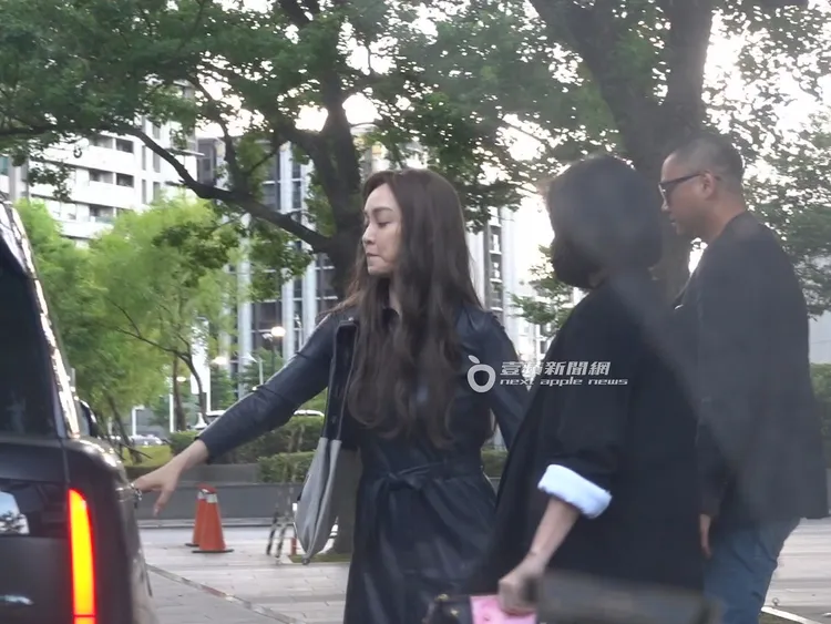 范范替小S開門，與黑人一同坐上Range Rover休旅車離開展場。特勤中心攝