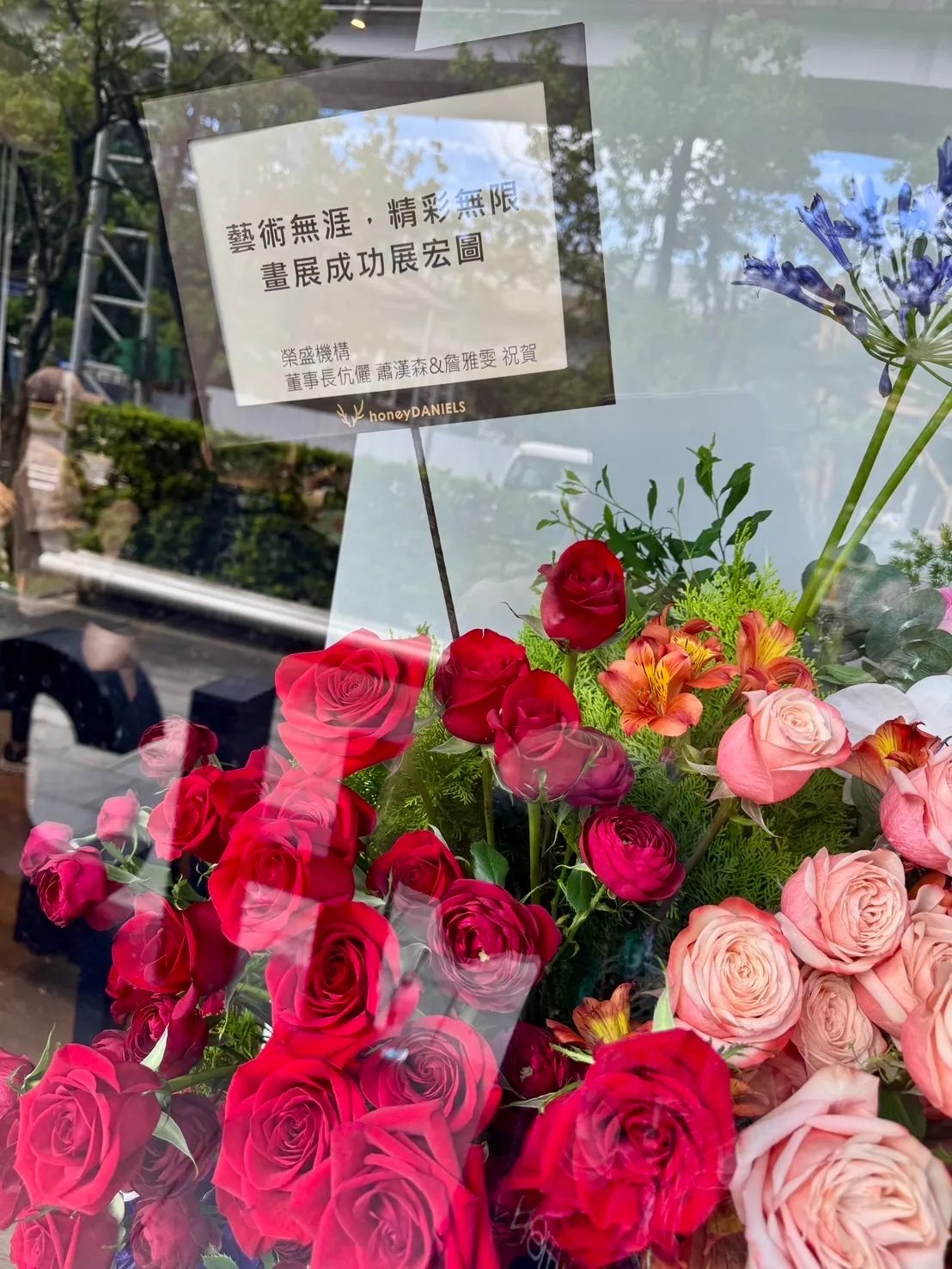 詹雅雯送上花篮致贺。特勤中心摄