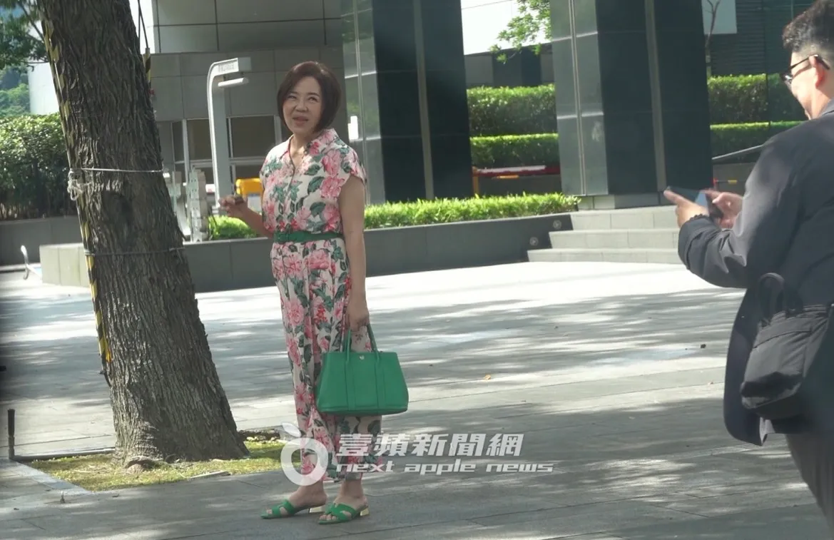 于美人到现场欣赏Lily画作,准备上车离开。特勤中心摄