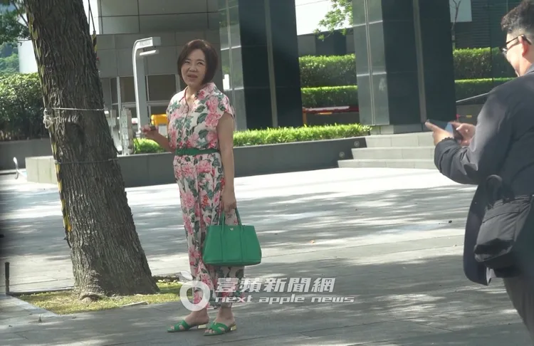 于美人到現場欣賞Lily畫作，準備上車離開。特勤中心攝