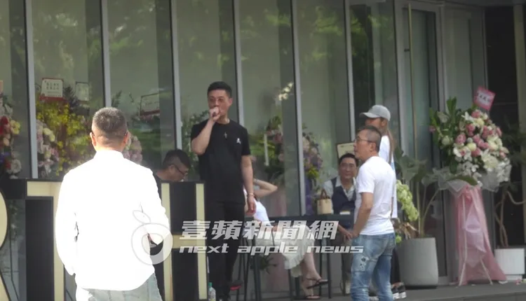 許雅鈞與好友在展場側邊聊天。特勤中心攝