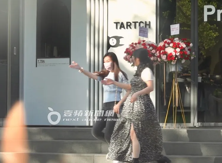 曾馨瑩離開展覽會場，工作人員幫她指路。特勤中心攝