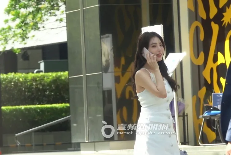 前主播朱琦郁散步講電話到展場外準備看展。特勤中心攝