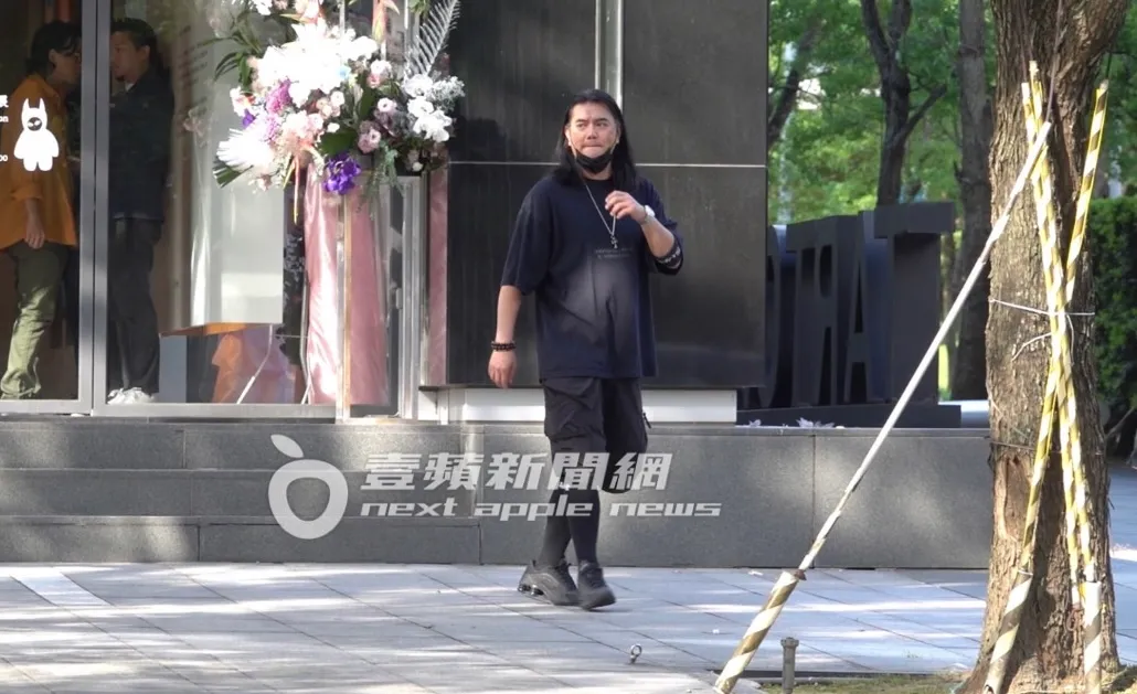 小S节目制作人B2一身黑看展。特勤中心摄