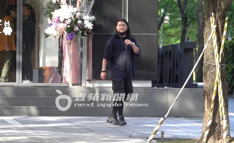 小S節目製作人B2一身黑看展。特勤中心攝