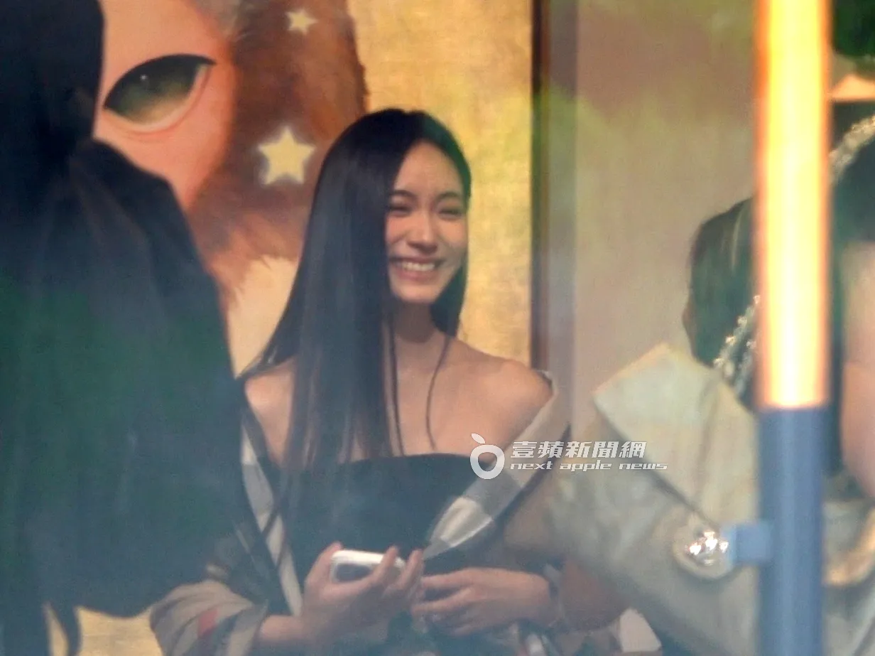 小S二女儿Lily小露香肩,在大家面前笑得灿烂。特勤中心摄