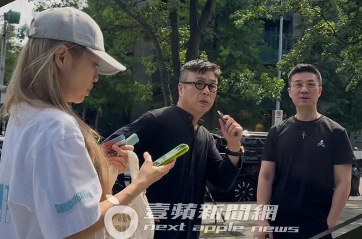 許雅鈞（右）在女兒Lily畫展場外招呼客人聊天。特勤中心攝