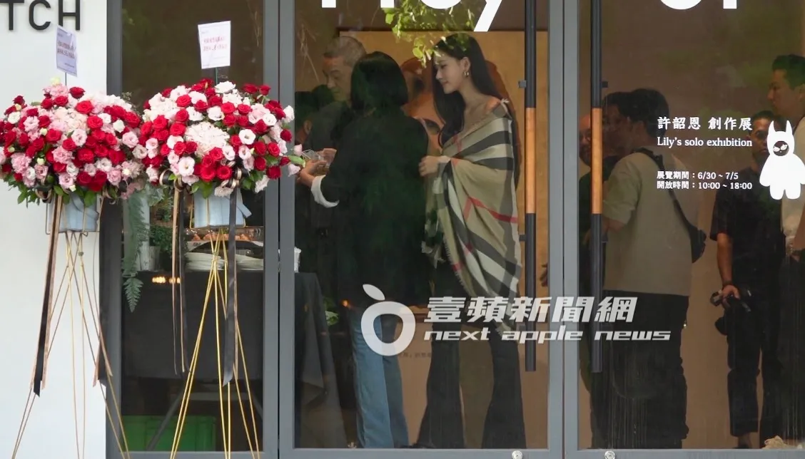 Lily披上名牌围巾,不时关心妈妈小S,亲暱摸她的肩膀。特勤中心摄