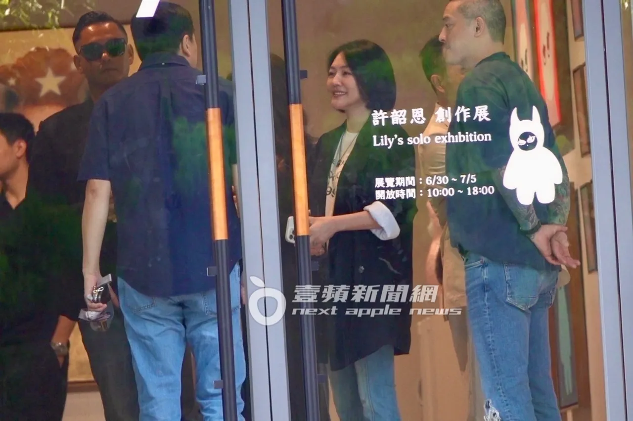 小S在画廊门口送客,露出开朗表情。特勤中心摄