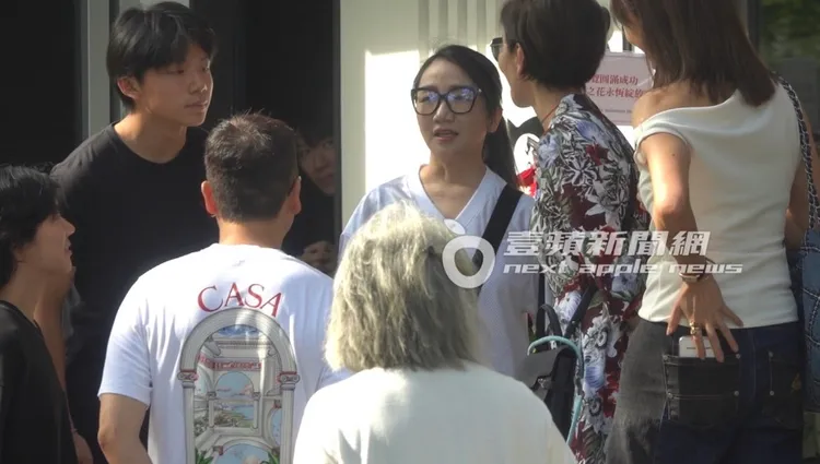 陶晶瑩也帶著小孩參加，在展場外見到朋友聊開。特勤中心攝