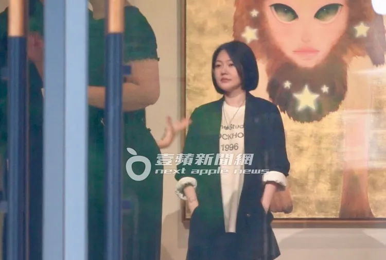 小S在展覽現場化身導覽人員，與來賓交談。特勤中心攝