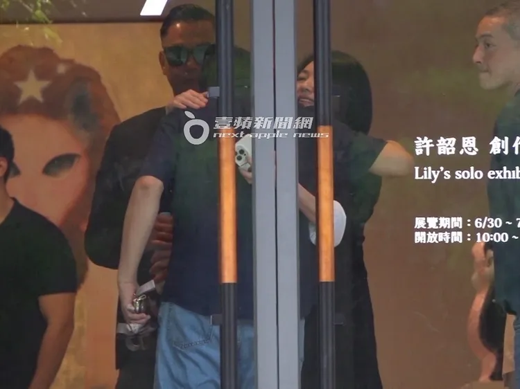 友人特地前來畫展捧場，熱情擁抱小S。特勤中心攝