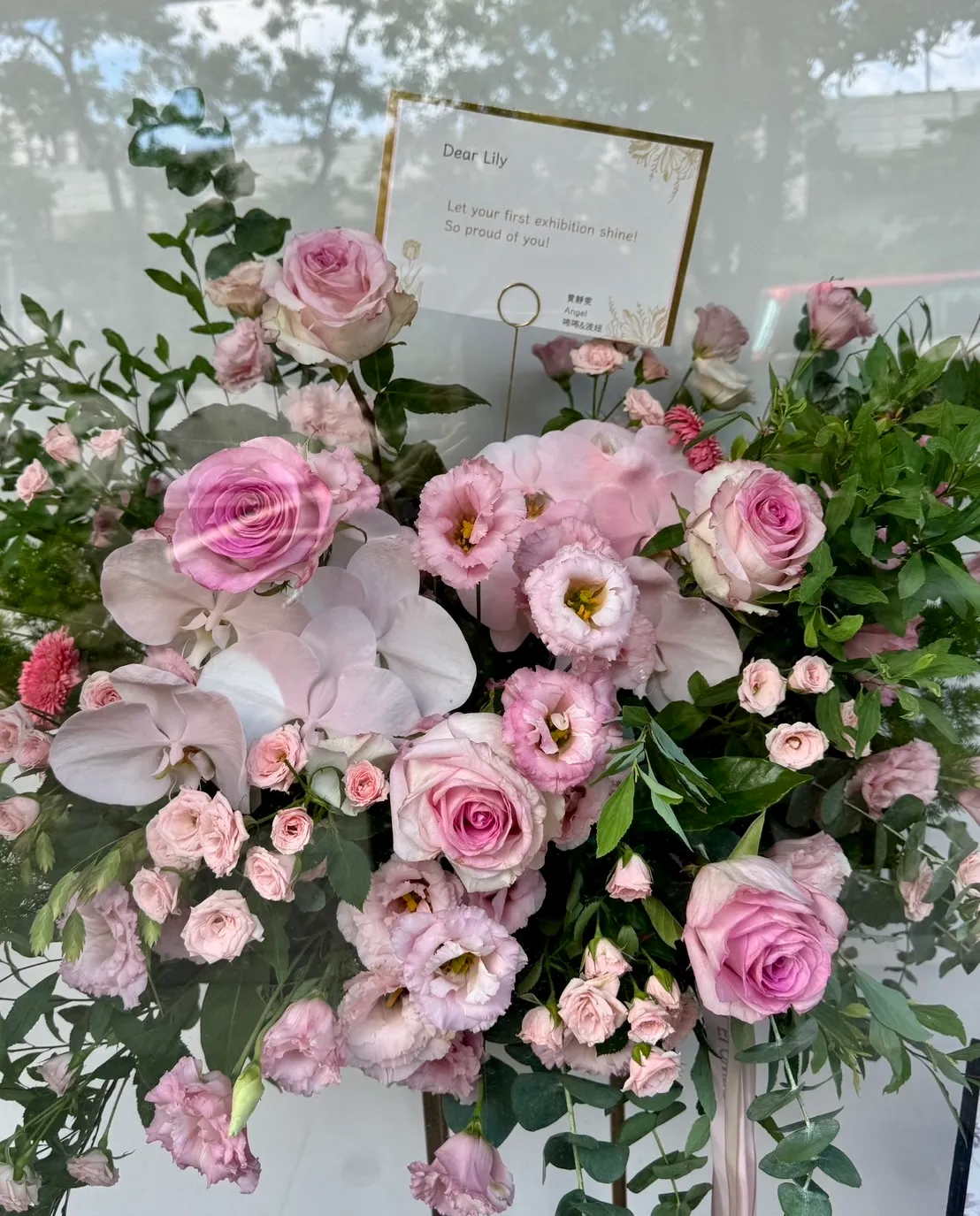 贾静雯也代女儿Angel、咘咘、波妞送花道贺。特勤中心摄