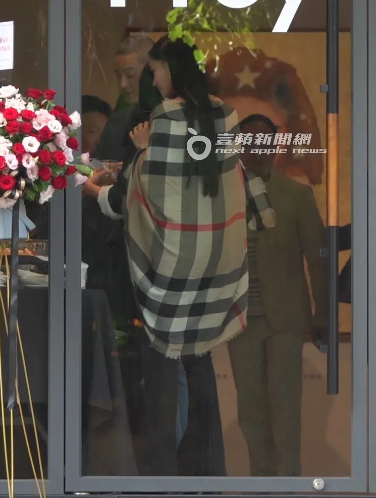 Lily在媽媽小S背後給予一個溫暖的擁抱。特勤中心攝