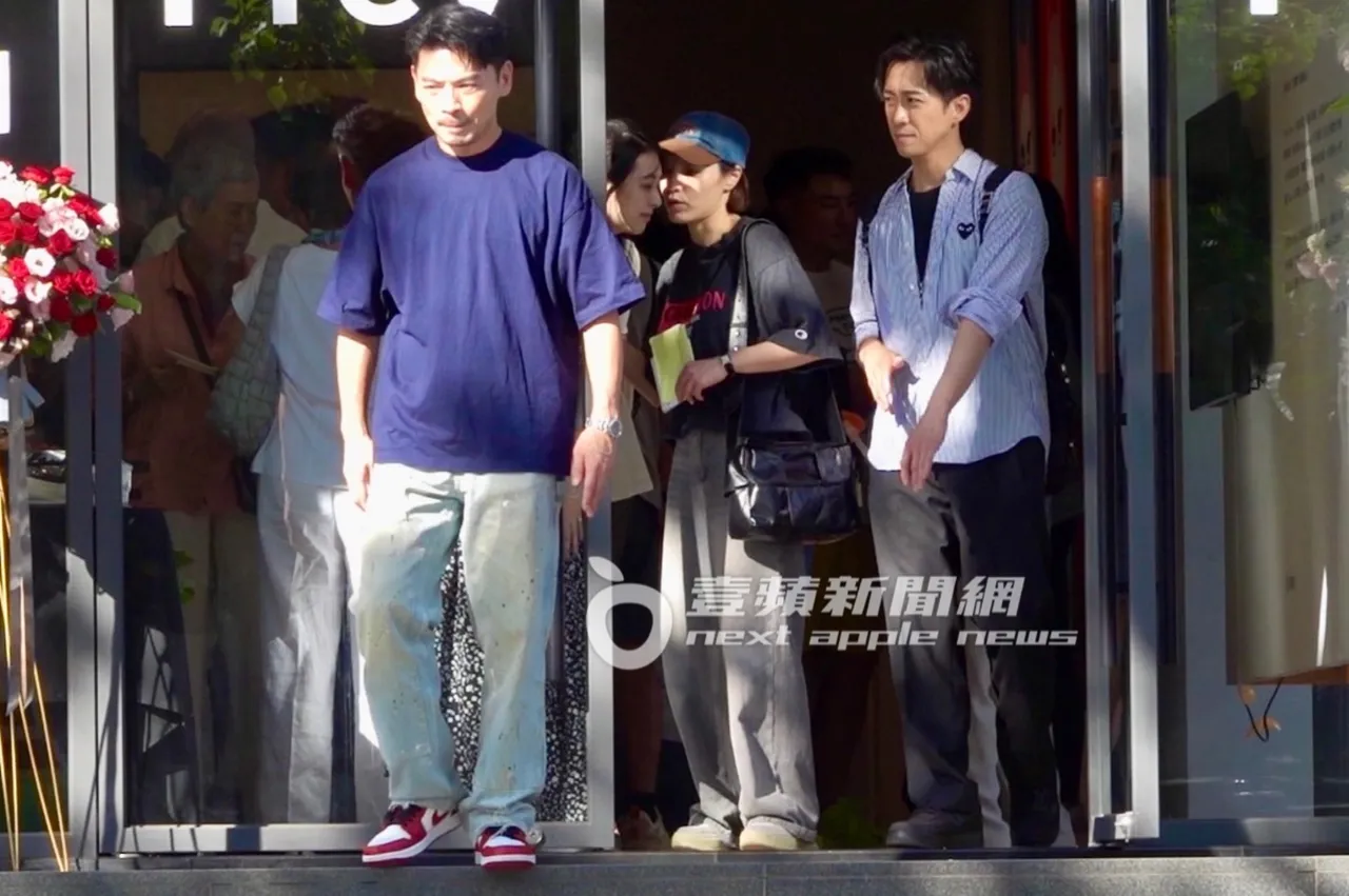 阿Ken(左)与陈汉典看完Lily画展离开。特勤中心摄