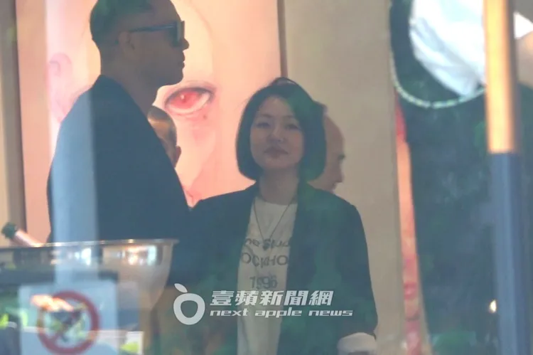 小S在女兒Lily畫展，面帶微笑招呼貴賓。特勤中心攝