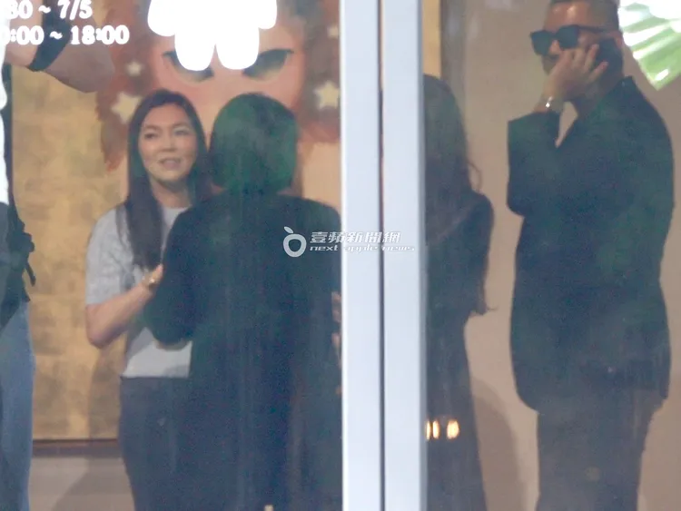 曾馨瑩（左起）與小S、范范、黑人站在一起聊天。特勤中心攝