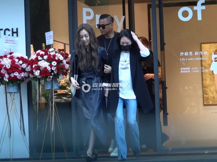 范范（左）勾著小S的手臂一同步出畫展，小S邊走不忘整理頭髮。特勤中心攝