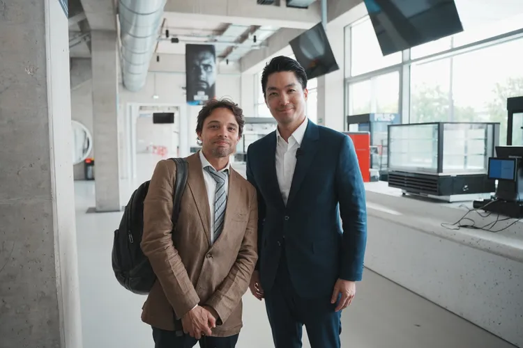 蔣萬安（右）與巴黎第18區副市長Mario Gonzalez（左）。北市府提供