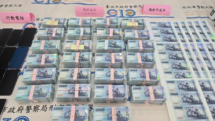 警方查獲的千元偽鈔以及半成品。警方提供