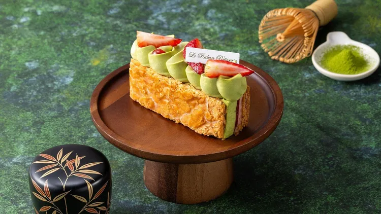 最受許多甜點控喜愛的「夏初莓香抹茶千層」6吋 售價1650元。業者提供