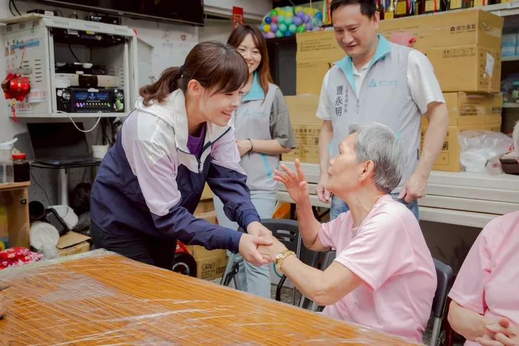 高虹安停職後，深入基層與民眾互動。翻攝自高虹安臉書