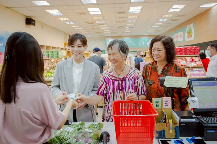 新竹敬老卡擴大使用範圍後廣受好評。翻攝高虹安臉書