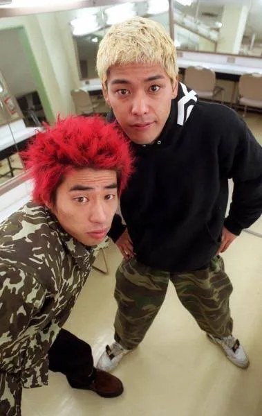早期田村淳（左）以紅髮、田村亮以金髮為個人標誌。翻攝X
