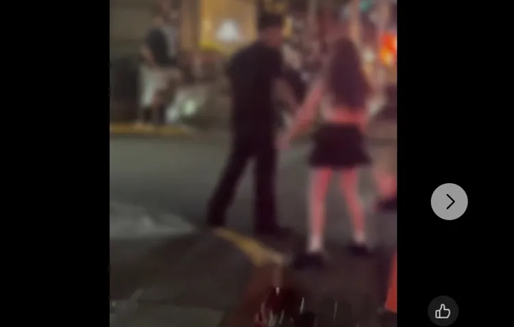 黑衣男女友在旁勸架。翻攝自記者爆料網