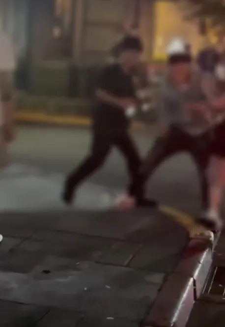 雙方在街上拉扯。翻攝自記者爆料網