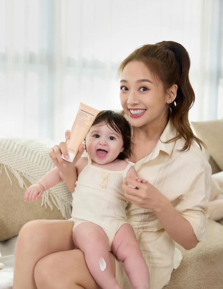 鬼鬼與混血女嬰同款大眼吸睛。摘自臉書