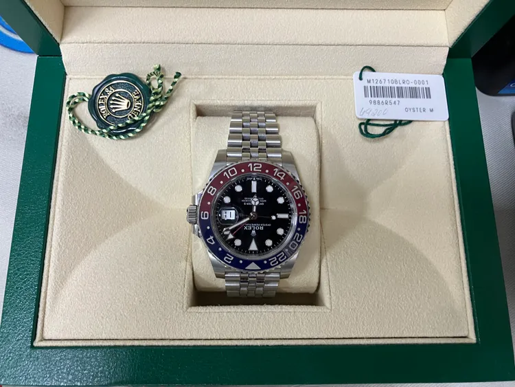 警方查獲贓證物勞力士手錶1只，約新臺幣50萬元。翻攝畫面