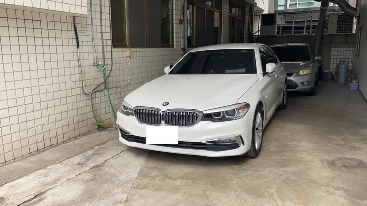 警方查獲贓證物寶馬轎車1輛。翻攝畫面