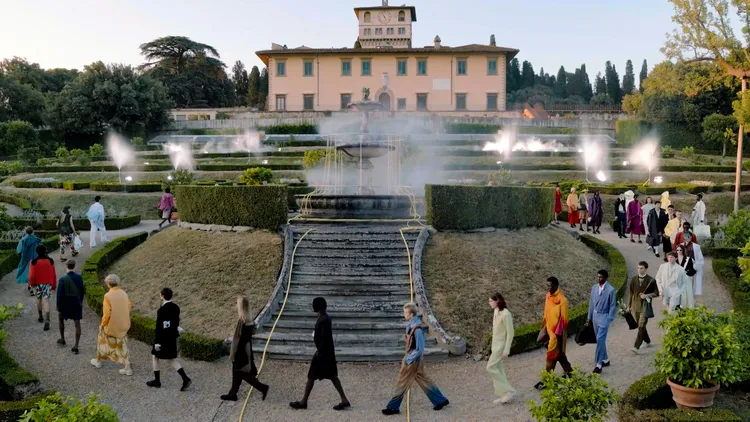 本次大秀在佛羅倫斯佩特拉亞美第奇別墅花園登場。品牌提供