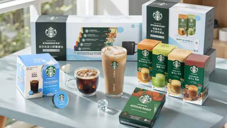 星巴克雙款夏日禮盒質感再升級！在家就能享受滿滿的星巴克氛圍感，不論送禮或自用，都能打造專屬的冰飲時光。業者提供