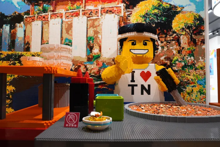 樂高達人特別打造全台首座積木美食攤車，還有多樣樂高拼成的台灣小吃。南紡購物中心提供