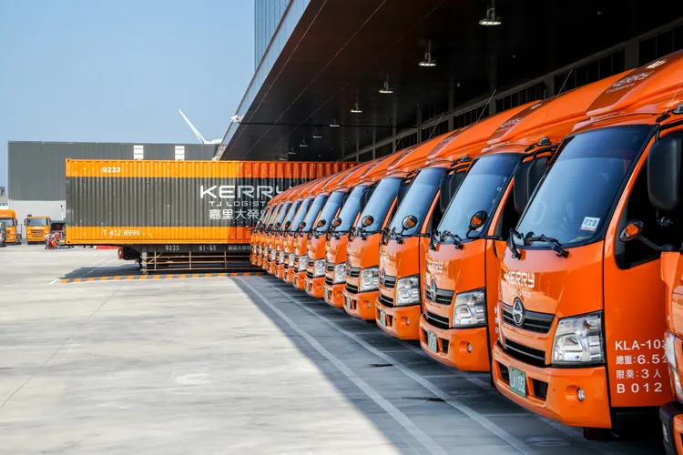 嘉里大榮集團逾3000台物流車率先導入「ETC企客停車費代繳服務」。遠通電收提供