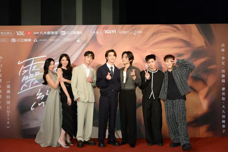 大久保麻梨子（左起）、廖奕琁、邱勝揚、范麒智Kenji、王智騫Martin、李定、洪暐盛裝出席首映會。三立提供