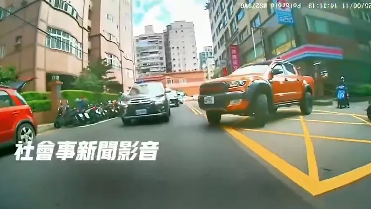 該車跨越雙黃線逆向行駛。翻攝自社會事新聞影音