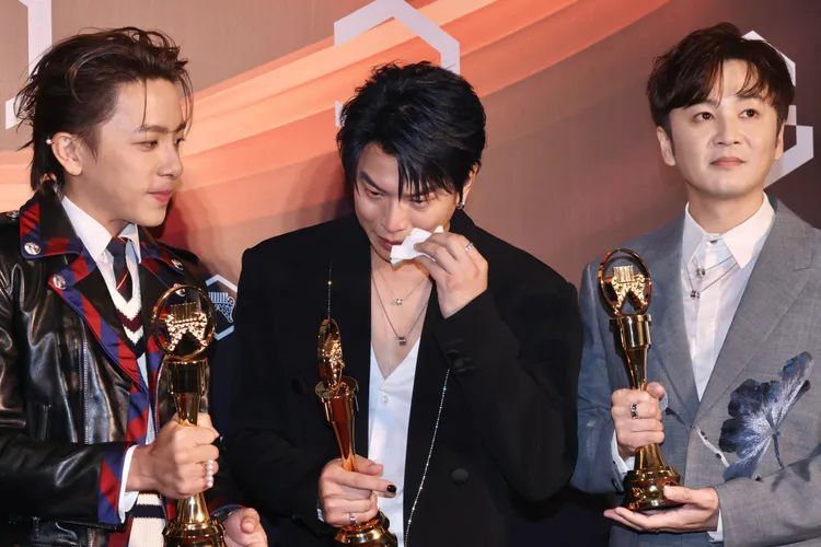 阿弟（中）從台上哭到台下。莊宗達攝影