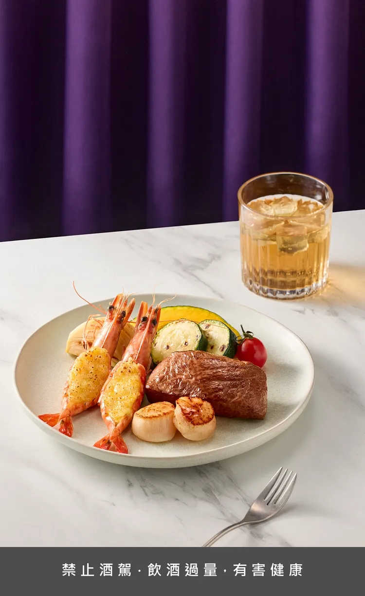 「鮮烤名物海陸盛宴」酥烤牛排表面酥香略帶嚼勁，搭配北海道炙燒干貝和焗烤鮮蝦，盡享海陸美味。王品集團提供