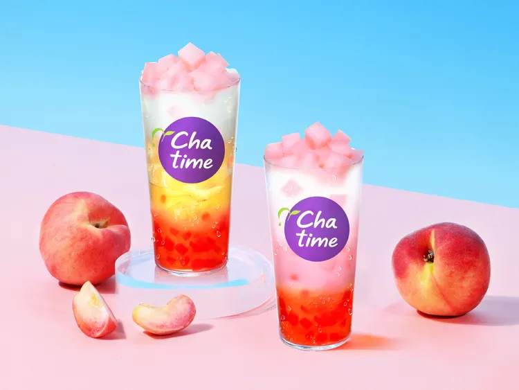 「蜜桃系列」夏季限定品項，同時喝得到蜜桃果丁、蜜桃粉粿雙重口感。日出茶太提供
